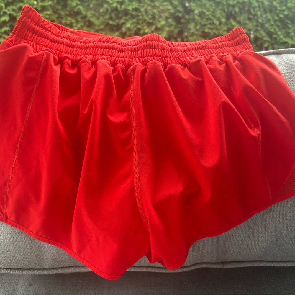 Women's Lululemon 2.5 inch high rise Hotty hot shorts size 8 Excellent